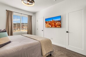 4 bedrooms, desk, iron/ironing board, free WiFi - Skyline 1645, Fire pit, Paddle boards, EV Charger, Community Amenities! (Washington)