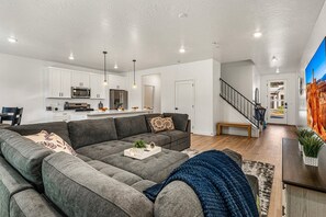 TV connectée, table de tennis de table, écrans d'ordinateur