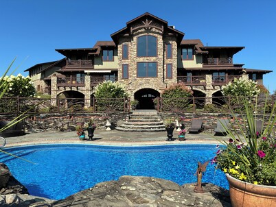 Hudson Valley Ny. Stunning Modern Lodge. 50 acres 9ac pond/pool. 5b 7bth 6000+sf