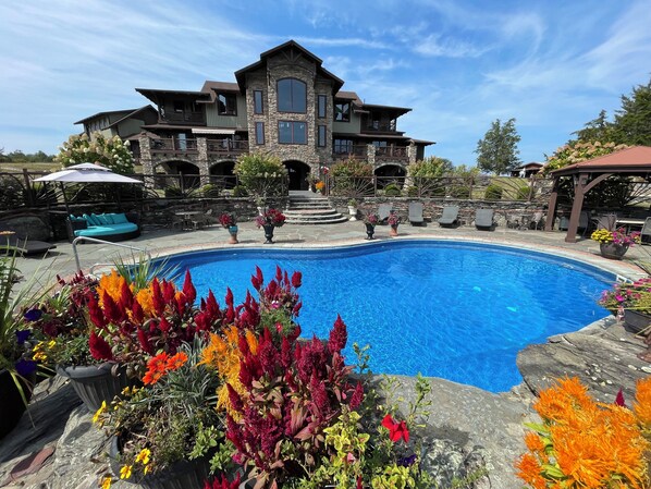 Outdoor pool - Hudson Valley Ny. Stunning Modern Lodge. 50 acres 9ac pond/pool. 5b 7bth 6000+sf (Pleasant Valley)