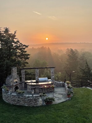 Outdoor dining - Hudson Valley Ny. Stunning Modern Lodge. 50 acres 9ac pond/pool. 5b 7bth 6000+sf (Pleasant Valley)