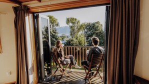 Een kamer met een schuifglasdeur die uitkomt op een terras.