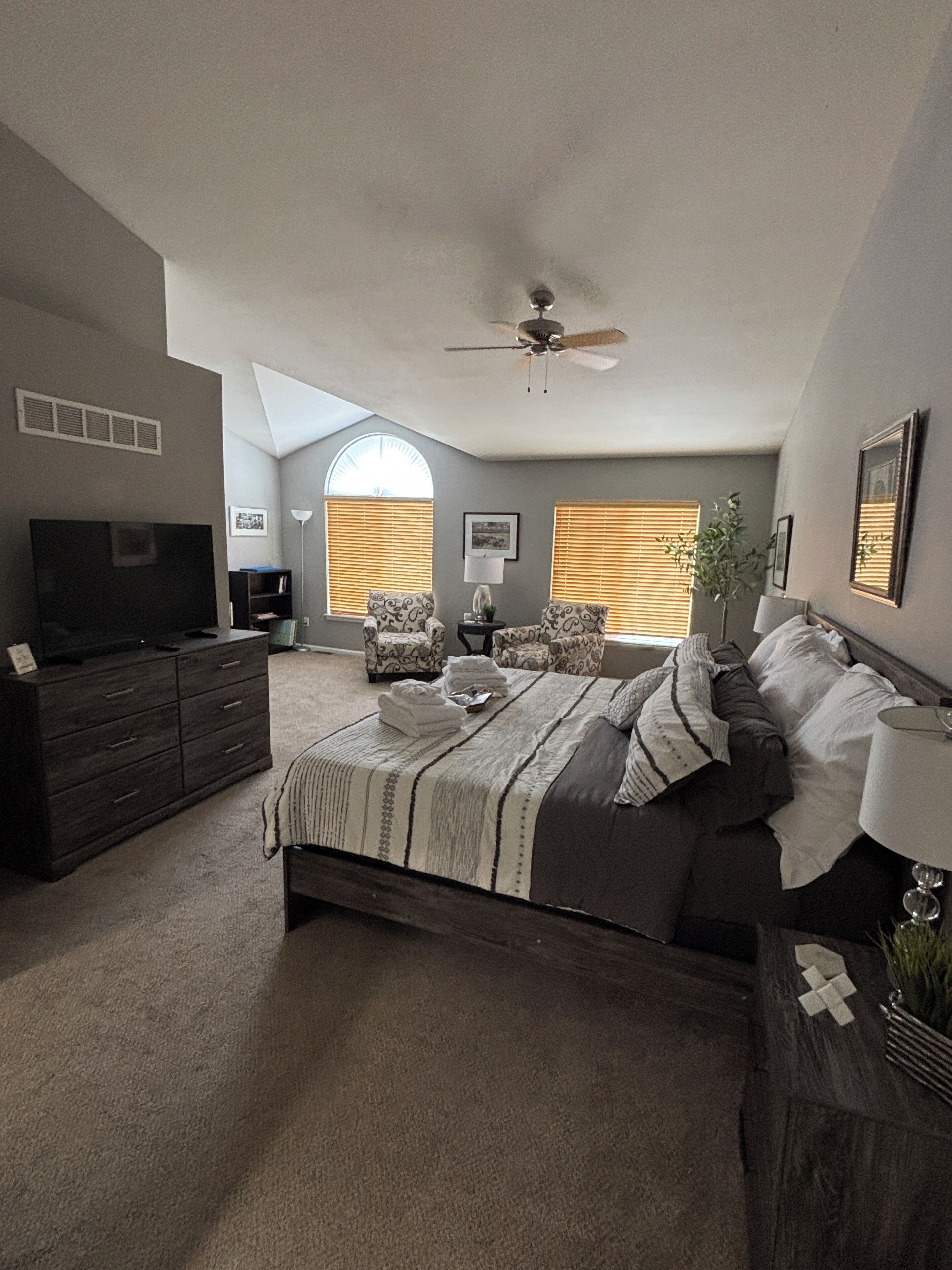 2 عدّة غرف نوم ومكتب ومكواة/لوح كي وواي فاي مجانًا