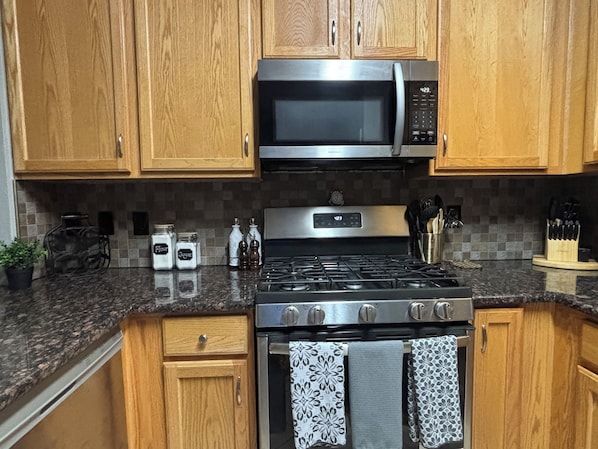 Refrigerador, microondas, horno y parrilla de estufa