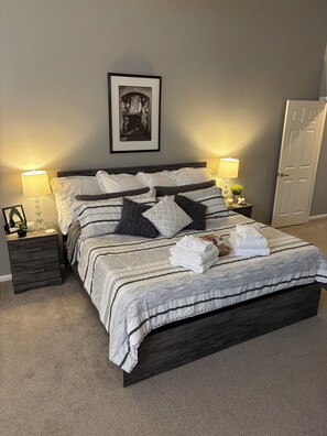 2 soverom, skrivebord, strykejern/-brett og wi-fi (inkludert)