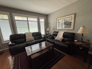 Smart-TV, peis, DVD-spiller og bøker