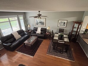 Smart-TV, peis, DVD-spiller og bøker