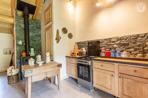 Fridge, oven, stovetop, coffee/tea maker - LE CHANT DES 2 NANTS (LA PLAGNE TARENTAISE)