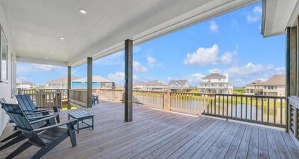 Beachfront • Outdoor Lounge + Parking