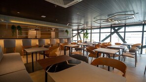 Executive Studio | Dining