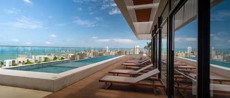 Estúdio executivo | Piscina | Piscina externa, espreguiçadeiras