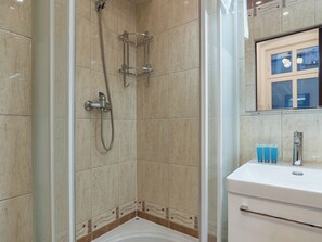Douche, sèche-cheveux, serviettes fournies