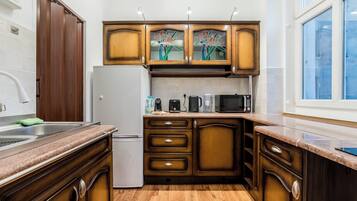 Fridge, microwave, stovetop, coffee/tea maker