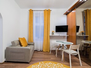 TV - Traugutta Comfort Stay Apartment #14 (Poznań)