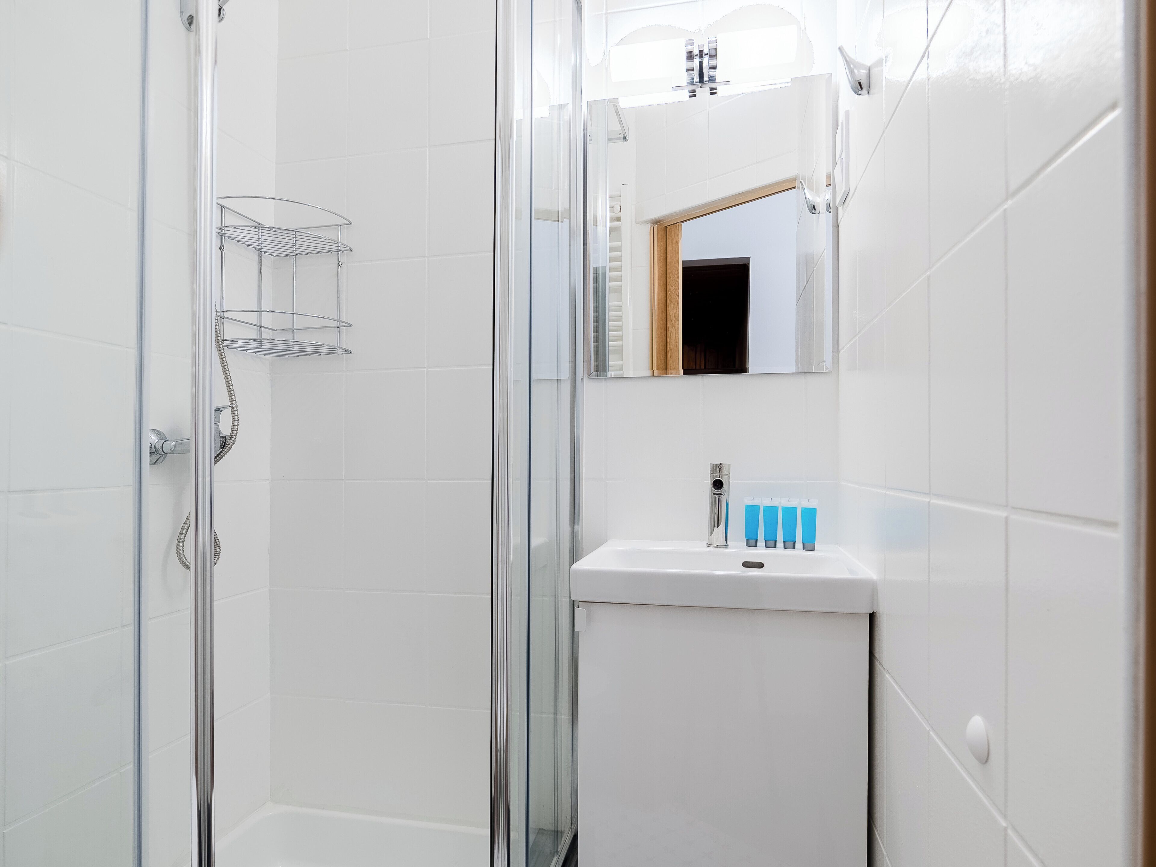Een douche, een haardroger, handdoeken