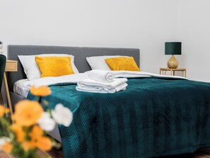 1 dormitorio, tabla de planchar con plancha, wifi y ropa de cama