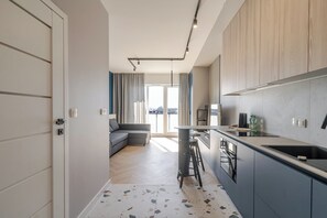 Fridge, microwave, oven, stovetop - Global Park Navy Studio (Katowice)