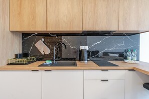 Kühlschrank, Mikrowelle, Herdplatte, Toaster