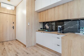 Kühlschrank, Mikrowelle, Herdplatte, Toaster
