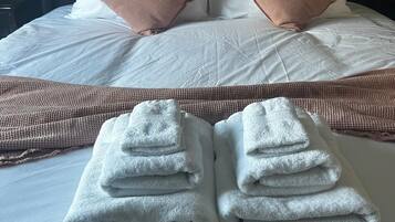 4 bedrooms, iron/ironing board, WiFi, bed sheets