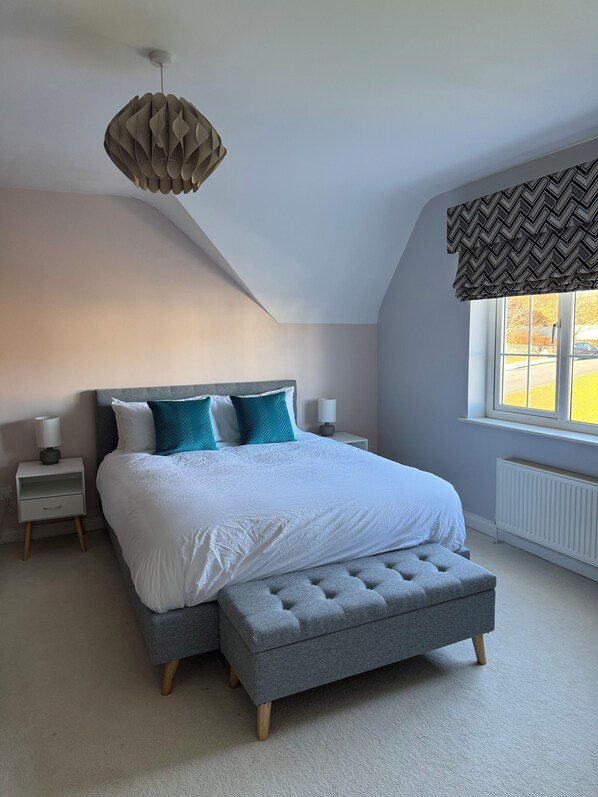 4 bedrooms, iron/ironing board, WiFi, bed sheets