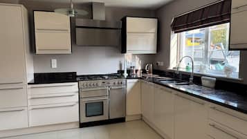 Microondas, horno, placa de cocina y lavavajillas