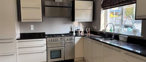 Micro-ondes, four, plaque de cuisson, lave-vaisselle