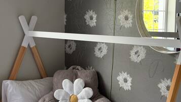 4 bedrooms, iron/ironing board, WiFi, bed sheets