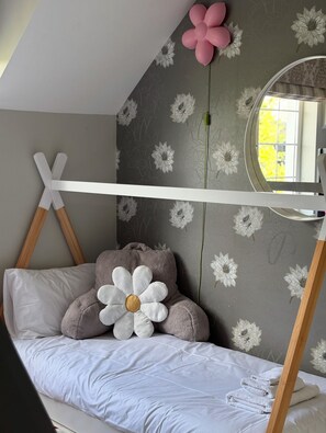 4 bedrooms, iron/ironing board, WiFi, bed sheets