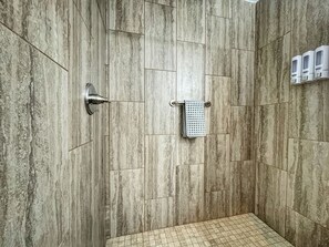 Een haardroger, handdoeken, zeep, toiletpapier