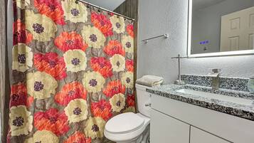 Haartrockner, Handtücher, Seife, Toilettenpapier