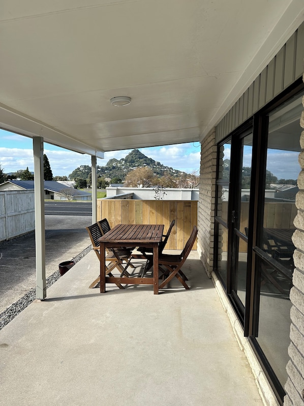 Outdoor dining - Walk Everywhere Central Tairua (Tairua)