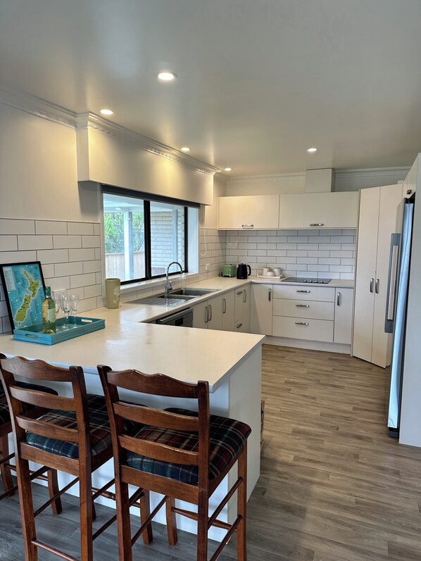 Un four, surface de cuisson, lave-vaisselle