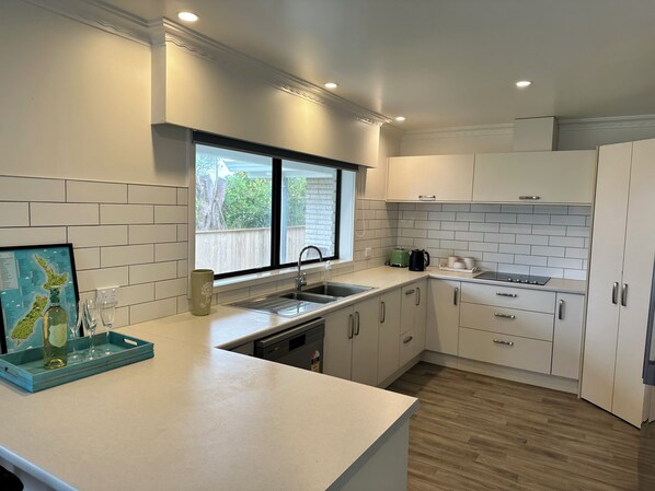 Oven, stovetop, dishwasher - Walk Everywhere Central Tairua (Tairua)