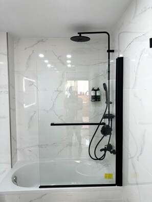 Dusche, Haartrockner, Bidet, Handtücher