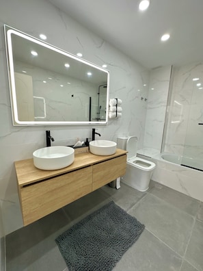 Dusche, Haartrockner, Bidet, Handtücher