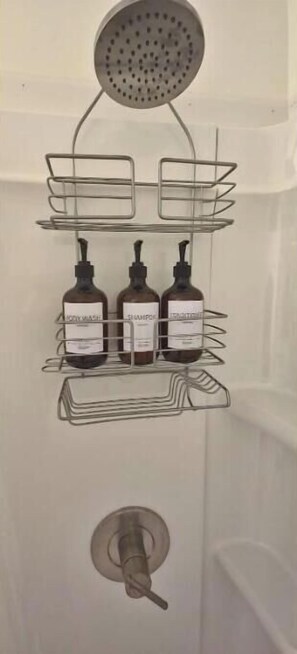 Shower, hair dryer, towels, soap - Park Place in Pineville Sport fanatics (Pineville)