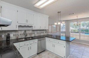 Microondas, horno, placa de cocina, lavavajillas