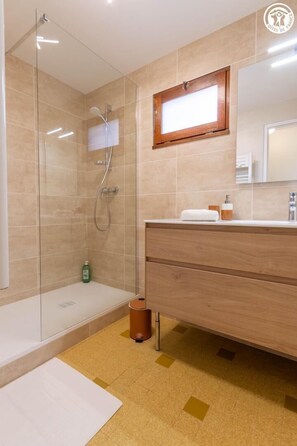 Dusche, Haartrockner, Handtücher