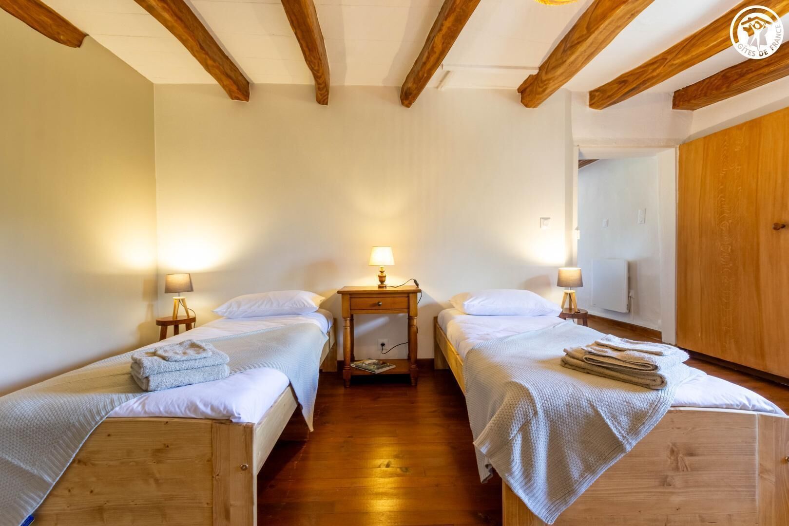 2 habitaciones, tabla de planchar con plancha y cuna de viaje 