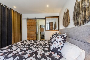 3 bedrooms, iron/ironing board, travel crib, free WiFi