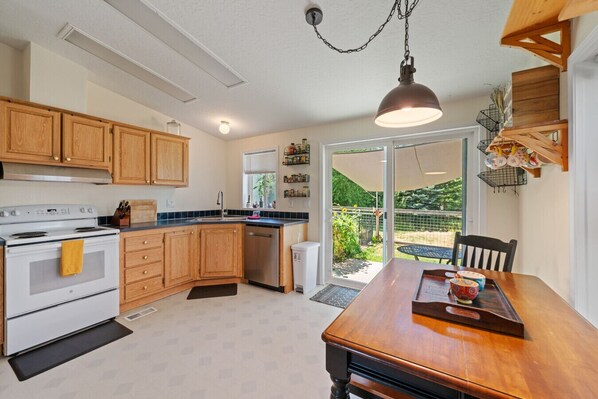 Fridge, oven, stovetop, dishwasher