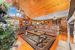 Smart-TV, Kamin, Tischfußball, Bücher