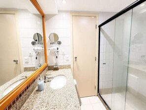 Apartment | Bathroom - Hosts BR - Flat Frente Mar na Beira Mar (Fortaleza)