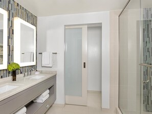 Haartrockner, Handtücher, Seife, Toilettenpapier