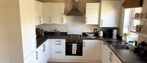 Fridge, oven, stovetop, dishwasher