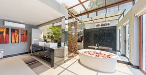 Secador de pelo y toallas