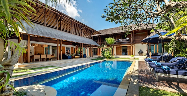 Pool - Beautiful 5 Star Villa in a Prime Location in Seminyak, Bali Villa 2129 (Bali)