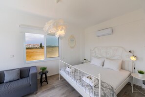 4 bedrooms, iron/ironing board, Internet, bed sheets