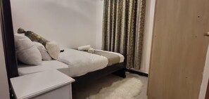 2 室のベッドルーム、アイロン / アイロン台、WiFi、ベッドシーツ